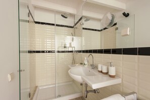 Duplex (Studio) | Bathroom | Shower, designer toiletries, hair dryer, towels - CASA AMORA Studio Apartments (Lisbon)