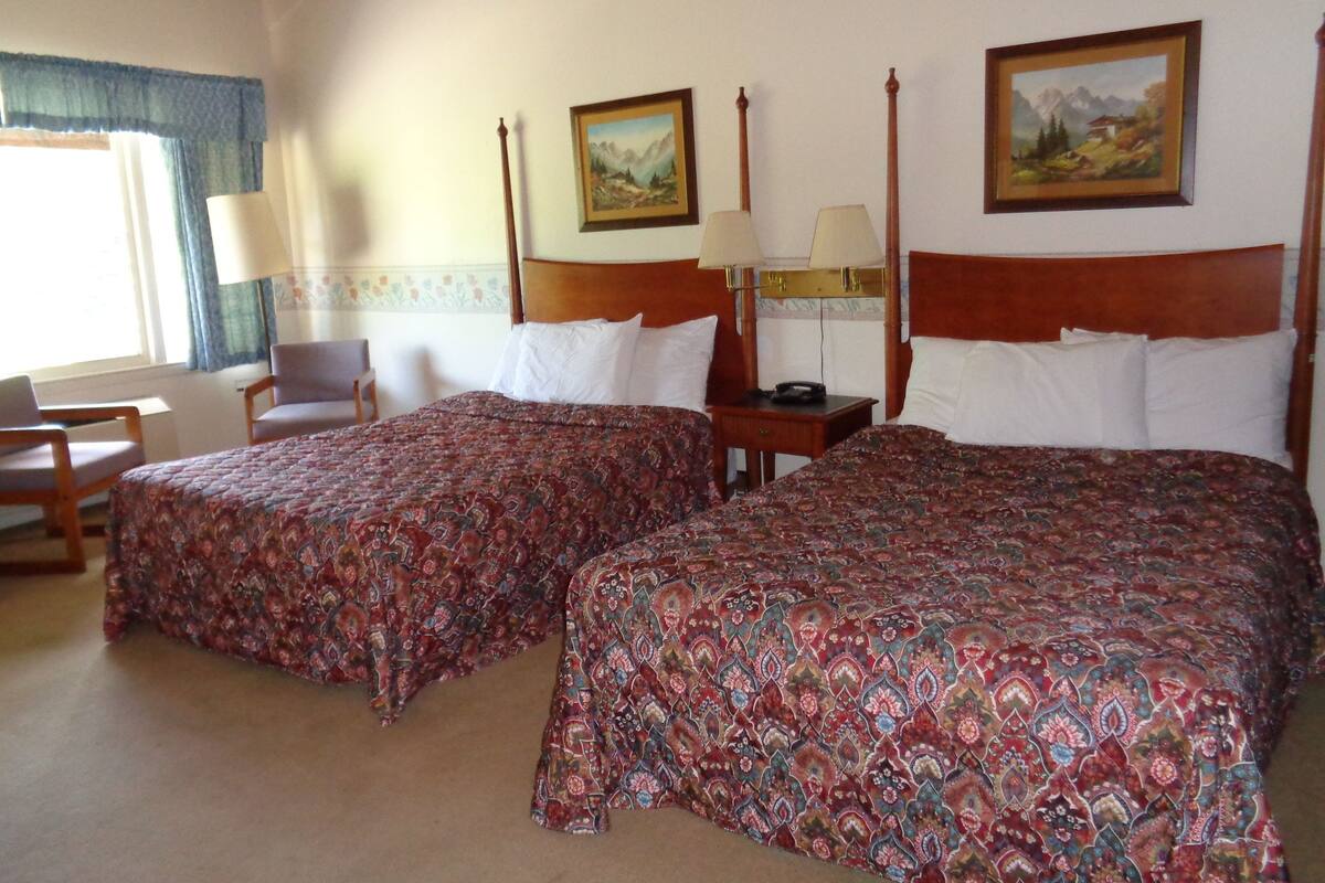 Phòng phong cách cổ điển, 2 giường đôi | Bàn ủi/dụng cụ ủi quần áo, truy cập Internet không dây miễn phí