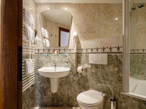 Comfort Plus Double or Twin Room | Badezimmer | Kostenlose Toilettenartikel, Haartrockner, Handtücher