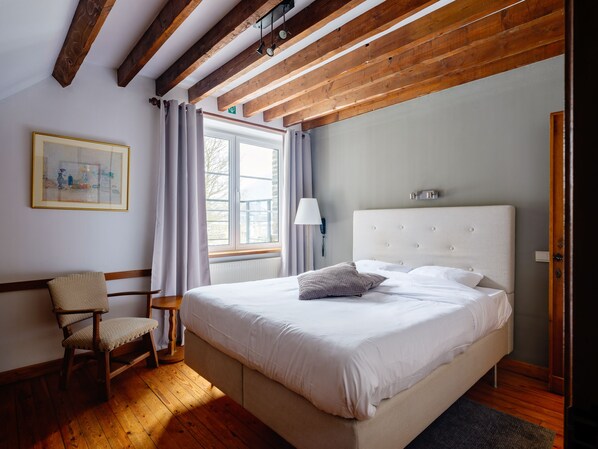 Habitación Confort con 1 cama matrimonial o 2 individuales | Ropa de cama de alta calidad y caja de seguridad en la habitación 