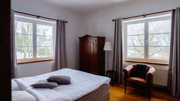 Comfort Plus Double or Twin Room | Ylelliset vuodevaatteet, tallelokero huoneessa, työpöytä
