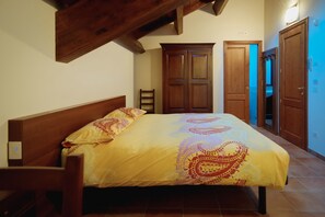 Premium bedding, individually decorated, desk, free WiFi