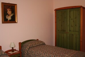 Premium bedding, individually decorated, desk, free WiFi