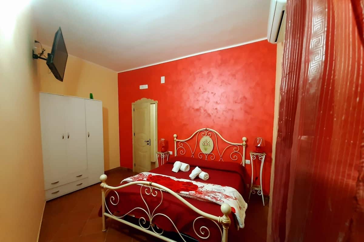 Eenvoudige suite, balkon | 2 slaapkamers, een minibar, een kluis op de kamer, een bureau