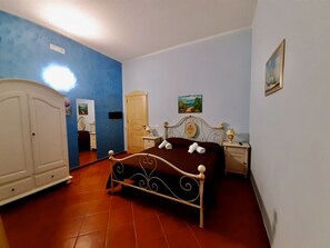 Elite Room | Minibar, in-room safe, desk, laptop workspace - B&B Villa Margherita (Agrigento)