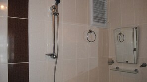 Ducha, secador de pelo, toallas