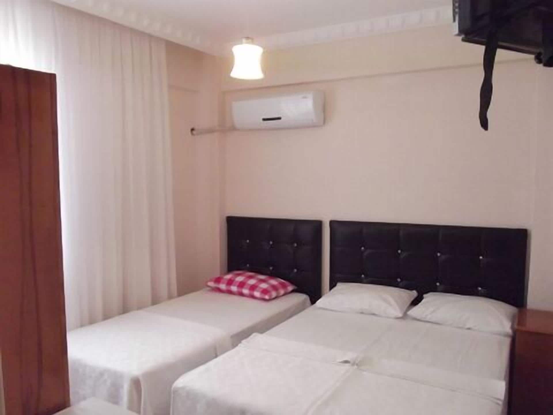 Triple Room | Iron/ironing board, free WiFi, bed sheets
