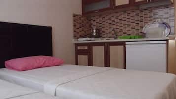Tabla de planchar con plancha, wifi gratis, ropa de cama
