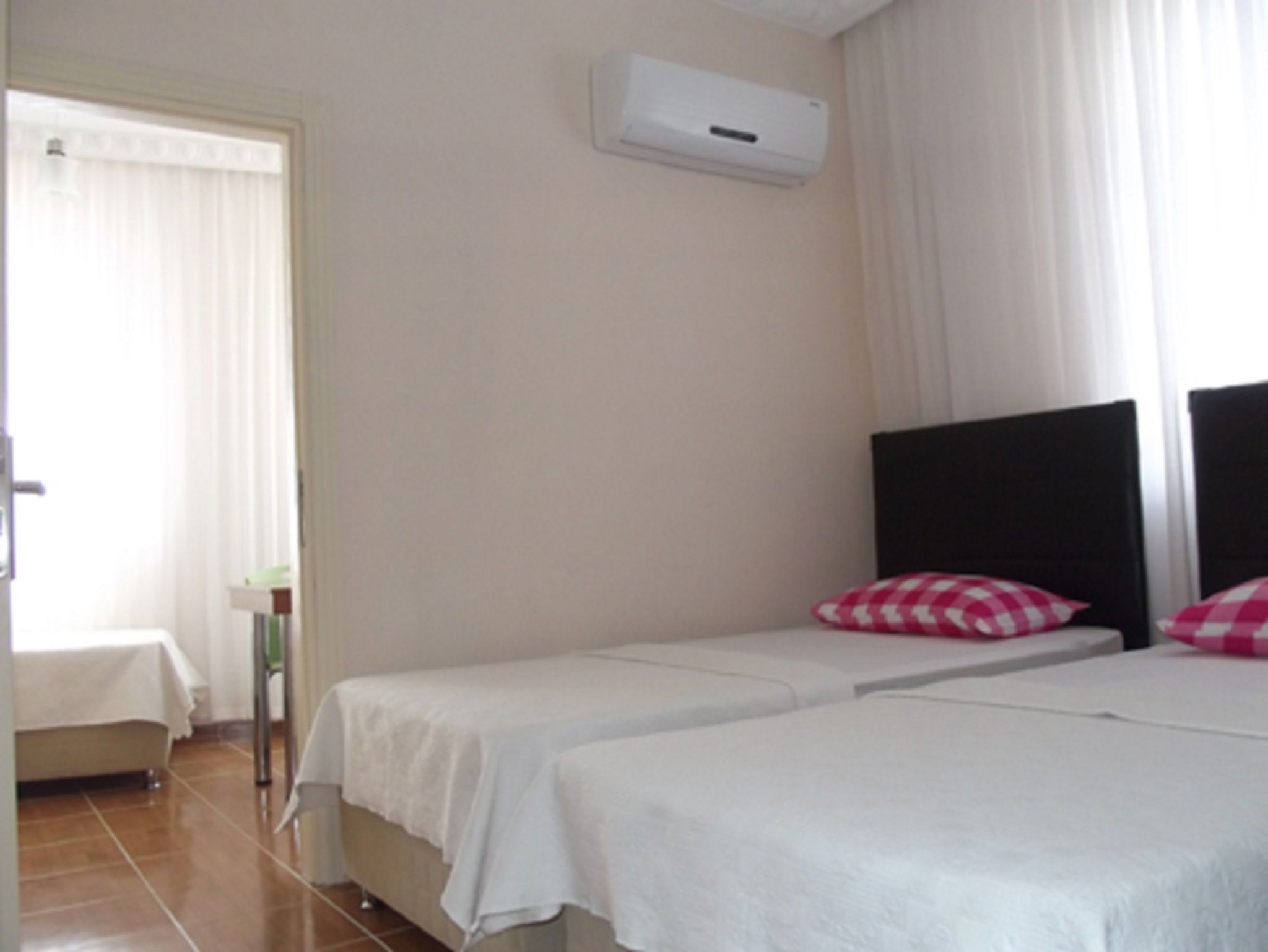 Setrika/meja setrika, Wi-Fi gratis, dan seprai linen