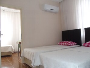 Tabla de planchar con plancha, wifi gratis y ropa de cama