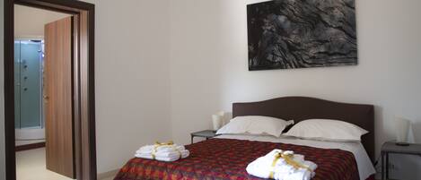 Deluxe Suite | Premium bedding, minibar, desk, iron/ironing board