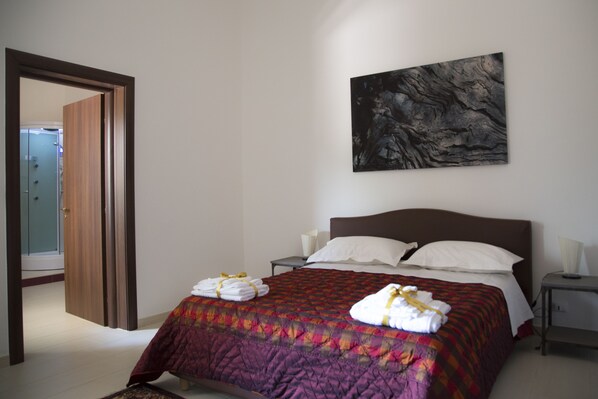 Ropa de cama de alta calidad, minibar y escritorio 
