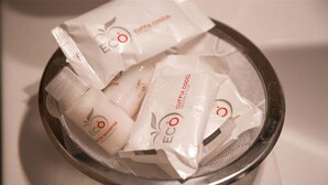 Shower, free toiletries, towels