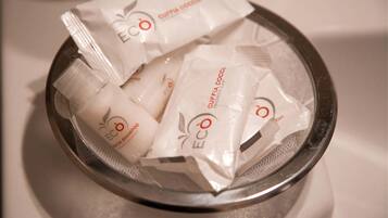 Dusche, kostenlose Toilettenartikel, Handtücher