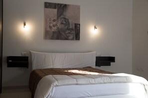 Premium bedding, minibar, desk, iron/ironing board