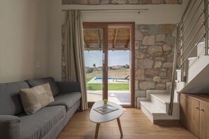 Familienvilla, 2 Schlafzimmer, eigener Pool, Poolblick | Wohnbereich | 43-Zoll-Flachbildfernseher mit Satellitenempfang, Fernseher