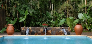 Piscine extérieure, parasols de plage, chaises longues