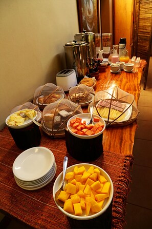 Petit déjeuner, déjeuner et dîner servis sur place
