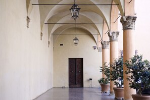 Courtyard - Casa Isolani Santo Stefano (Bologna)