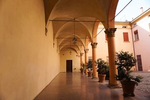 Courtyard - Casa Isolani Santo Stefano (Bologna)