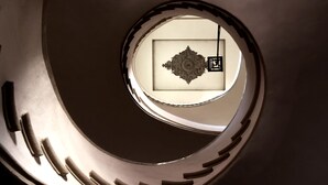 A spiral staircase with a circular skylight. - Casa Isolani Santo Stefano (Bologna)