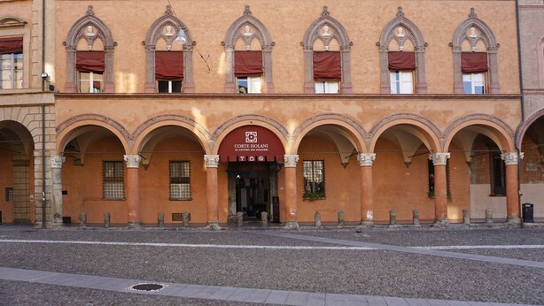 A historic building with arched windows and a central entrance. - Casa Isolani Santo Stefano (Bologna)