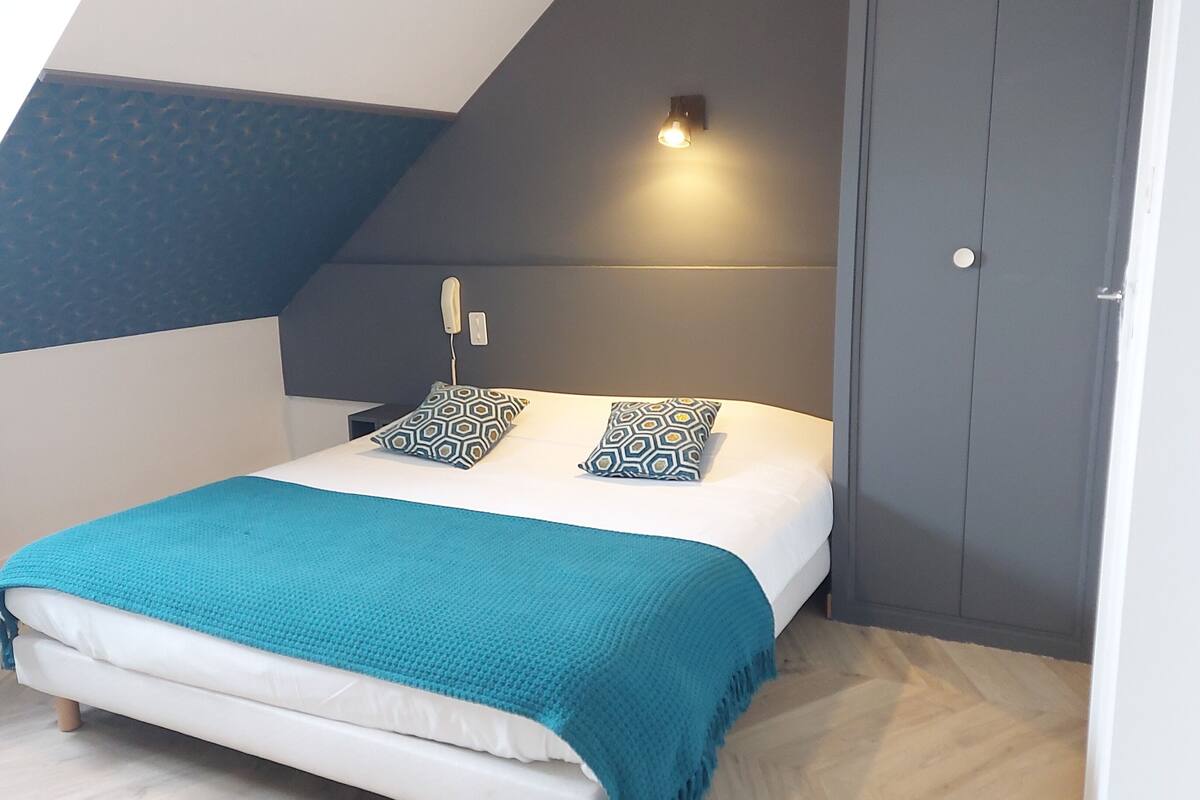 double room | 1 bedroom, in-room safe, desk, laptop workspace