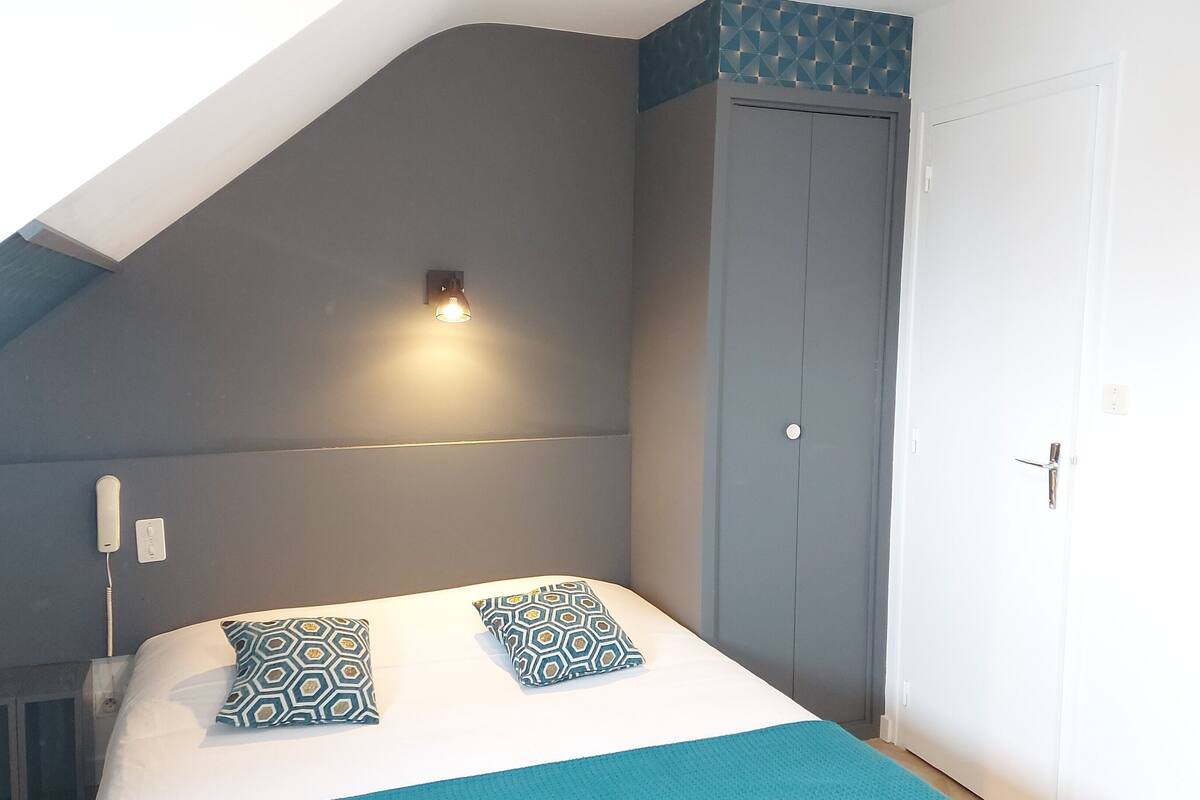 double room | 1 bedroom, in-room safe, desk, laptop workspace