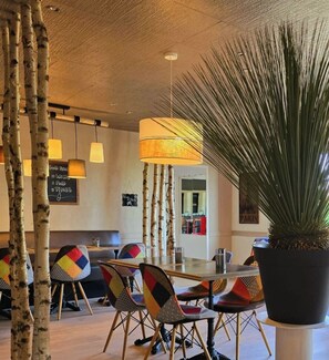 供應早餐、午餐和晚餐，當地和國際料理