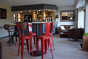 Breakfast, lunch, dinner served; local and international cuisine 