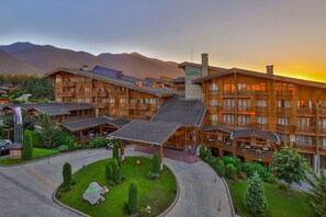 A large wooden lodge with multiple balconies and a covered outdoor area. - Pirin Golf Hotel & SPA (Razlog)