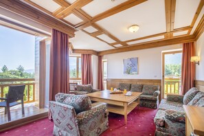 高级套房, 1 间卧室 | 起居区 | 等离子电视