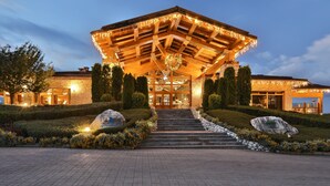A hotel entrance with a covered walkway, stone steps, and well-maintained landscaping. - Pirin Golf Hotel & SPA (Razlog)