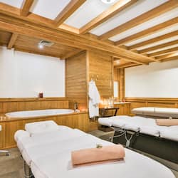 Behandelingskamers voor koppels, een sauna, een stoombad