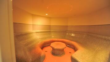 Salas de tratamiento para parejas, un sauna, baño turco