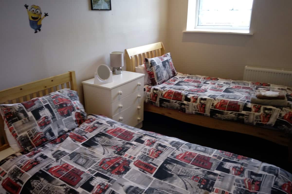 Hostel Twin - Ensuite | Desk, iron/ironing board, free cots/infant beds, rollaway beds