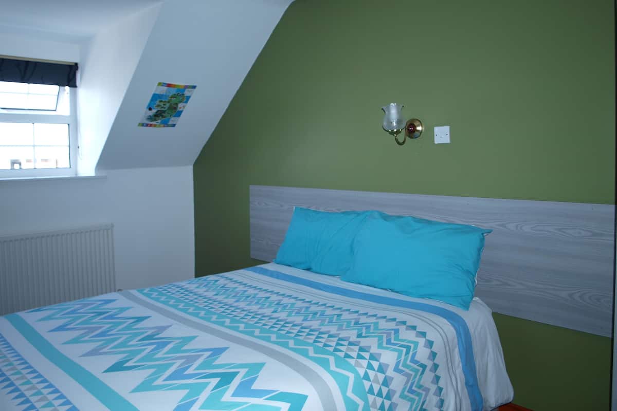 Hostel Double - Ensuite | Desk, iron/ironing board, free cots/infant beds, rollaway beds