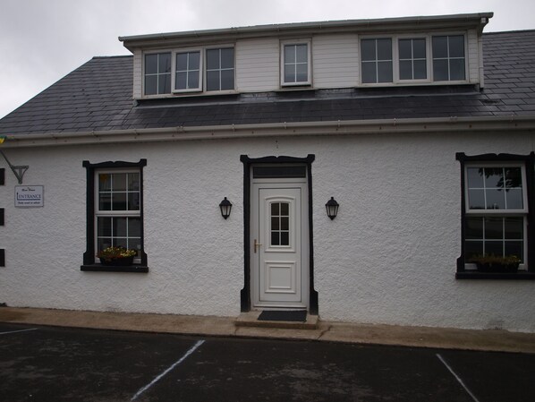 Front of property - The River House Self Catering Apartment (Dungloe)