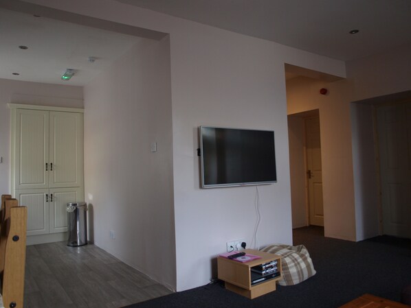 Apartment, 2 Bedrooms, Accessible | Living room