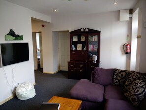 Apartment, 2 Bedrooms, Accessible | Living room