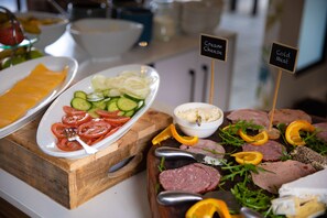 Petit déjeuner complet compris tous les jours