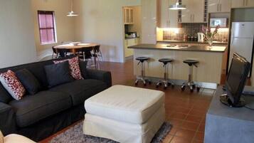 Cottage Familial, 2 chambres | Salle de séjour | Télévision à écran plat