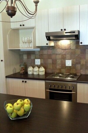 Casa de campo família, 2 quartos | Cozinha privada | Geladeira grande, micro-ondas, fogão, cooktop
