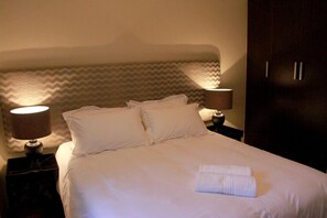 Family Cottage, 2 Bedrooms | 3 bedrooms, premium bedding, Select Comfort beds, individually decorated - Swellendam Self Catering (Swellendam)