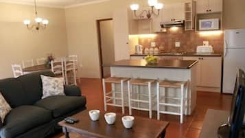 Casa de campo familiar, 2 habitaciones | Sala de estar | Televisión de pantalla plana