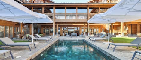 Innendørsbasseng,6 utendørsbassenger, bassengparasoller og solsenger