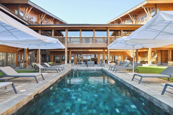 Inomhuspool, 6 utomhuspooler, parasoller och solstolar