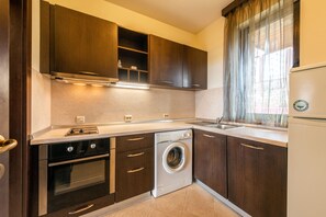 Villa Lake, 3 Bedrooms | Private kitchen