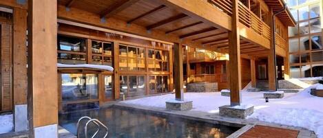 Indoor pool, 6 outdoor pools, pool umbrellas, pool loungers