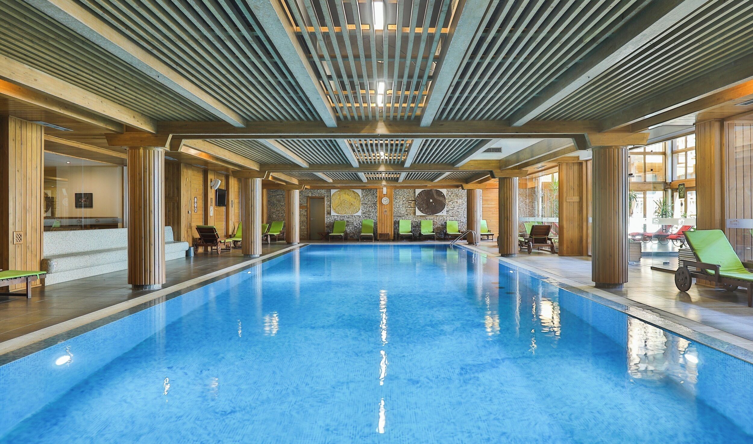 Couples treatment room(s), sauna, hot tub, steam room, body treatments